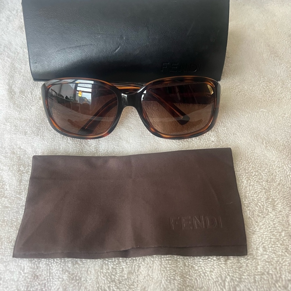 AUTHENTIC FENDI Tortoise Sunglasses w Case & Cleaning Cloth